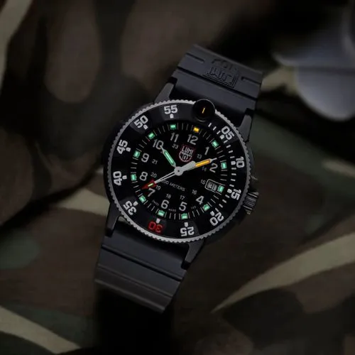 43MM LUMINOX NAVY SEAL ORIGINAL 3001 HERITAGE QUARTZ BLACK AND WHITE DIAL WATCH