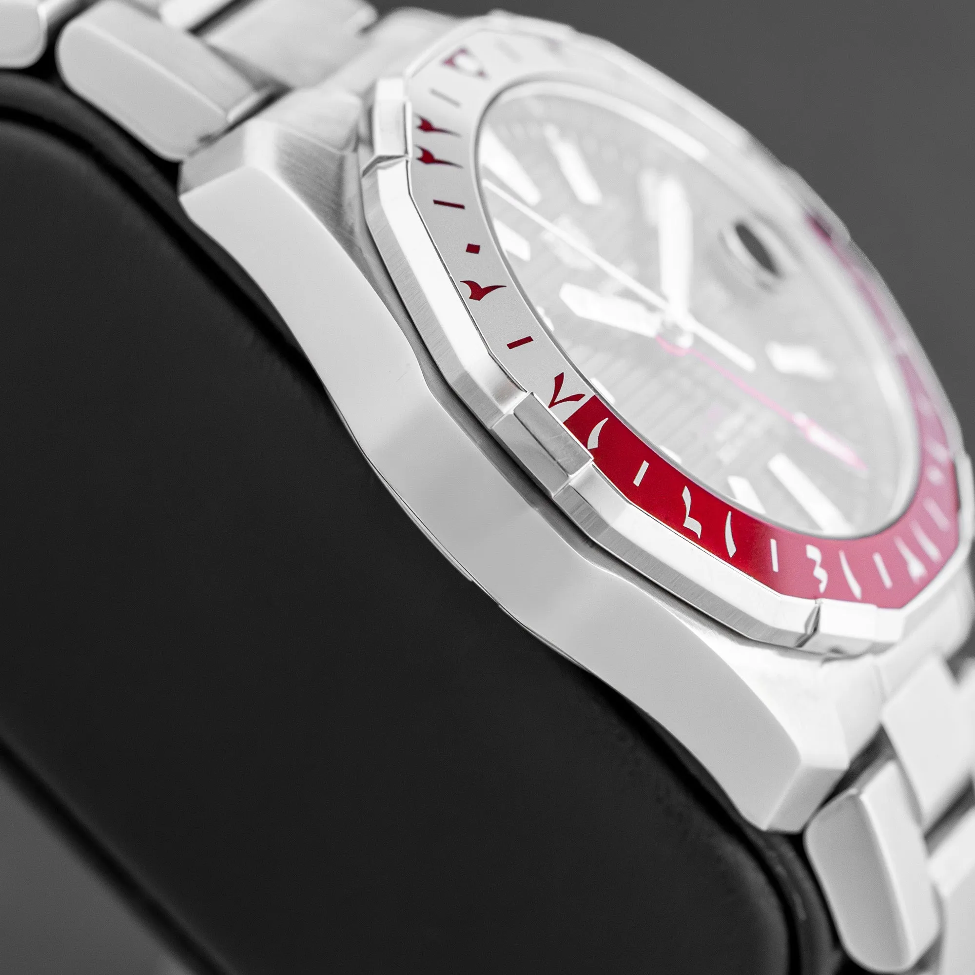 TAG Heuer Aquaracer GMT Qatar Edition WAY201U